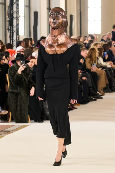 Look 16